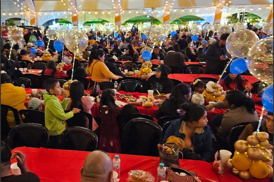 Los vecinos de la ciudad acudieron a la cena navide&ntilde;a que ofrece la Municipalidad de Guatemala. (Foto: Estuardo Paredes/Nuestro Diario)
