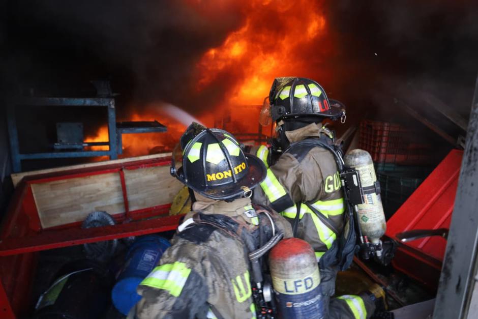 Bomberos controlaron un incendio registrado en bodegas ubicadas en la Calzada Aguilar Batres. (Foto: Bomberos Voluntarios)