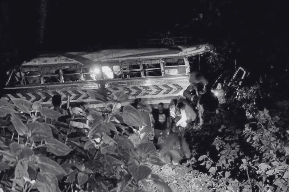 El bus habr&iacute;a perdido el control y se precipit&oacute; en un barranco. (Foto: Bomberos Municipales Departamentales)