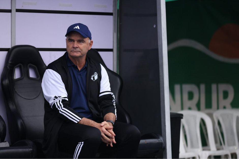 Iv&aacute;n Franco Sopegno, quien asumi&oacute; la direcci&oacute;n de Comunicaciones por s&eacute;ptima ocasi&oacute;n, qued&oacute; fuera del plantel y volver&aacute; a entrenar a las fuerzas b&aacute;sicas de los cremas. (Foto: Nuestro Diario)