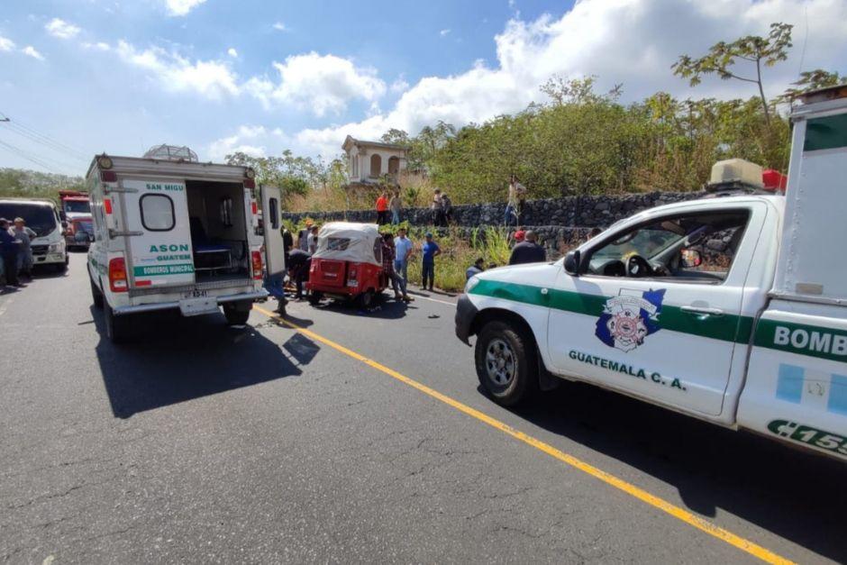 Las personas heridas quedaron en el asfalto por el impacto. (Foto: Bomberos Voluntarios)