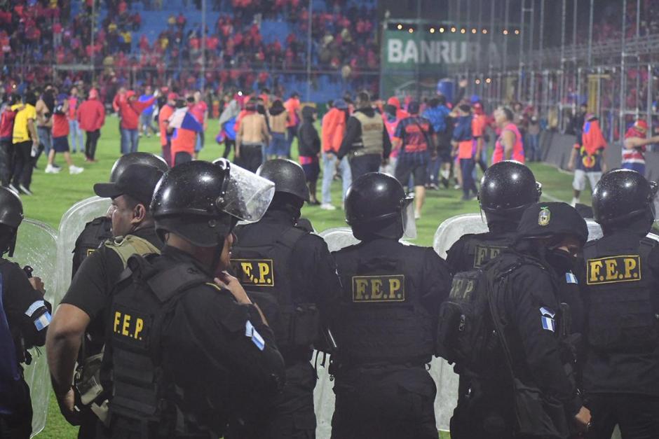 Presencia de fuerzas de seguridad en el estadio de El Tr&eacute;bol, escenario de la final del torneo Apertura 2025. (Foto: Nuestro Diario)