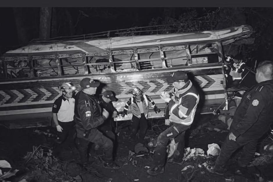 Entre las 15 personas fallecidas hay dos integrantes del Ej&eacute;rcito de Guatemala. (Foto: Bomberos Voluntarios)