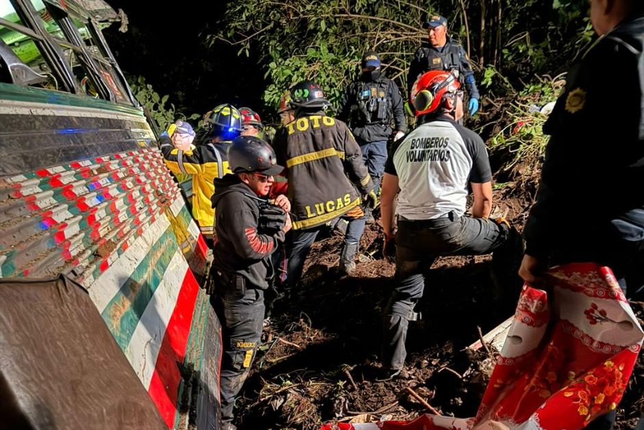 Las labores de rescate se extendieron por m&aacute;s de dos horas con al menos 10 compa&ntilde;&iacute;as de Bomberos Voluntarios y m&aacute;s de 18 ambulancias. (Foto: Bomberos Voluntarios)