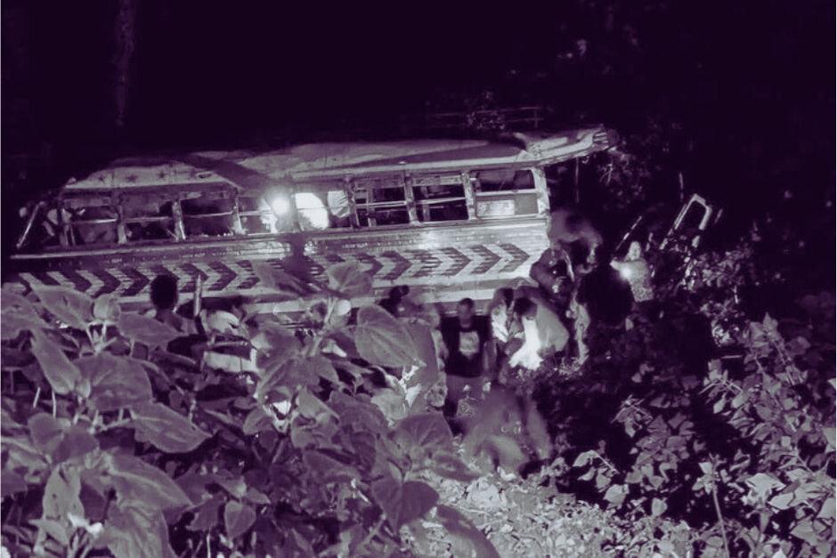 En el lugar de la tragedia autoridades de tr&aacute;nsito y PNC retiran el bus.&nbsp;&nbsp;(Foto: Redes Sociales)&nbsp;