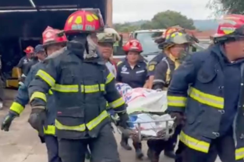 &nbsp;El automotor se prendi&oacute; en llamas luego de caer al barranco. (Foto: Captura de video/ASONBOMD)
