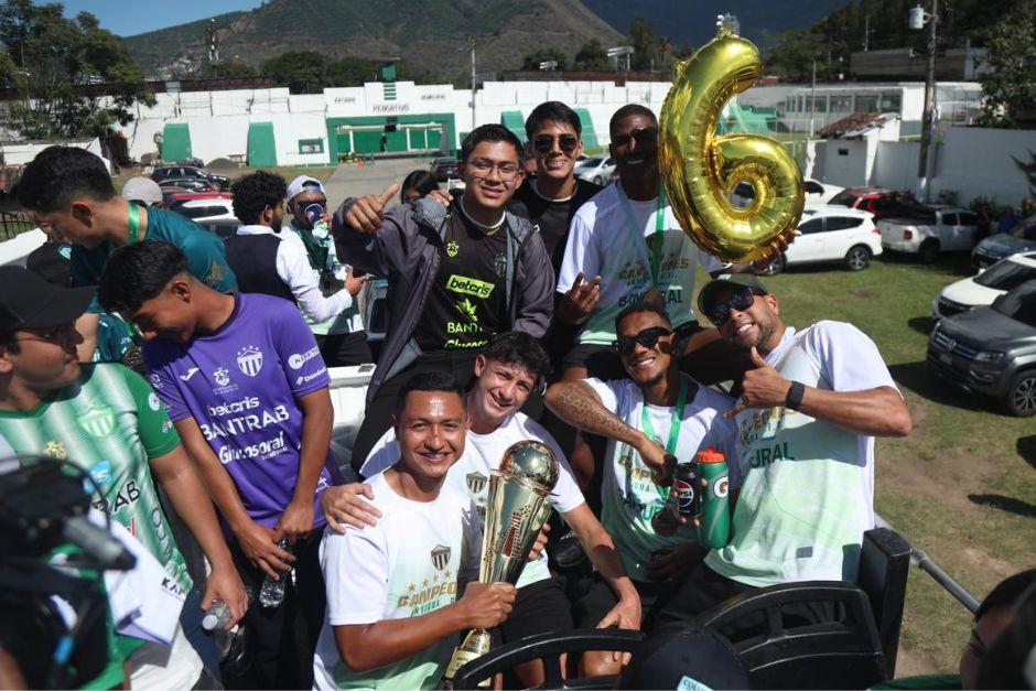 Los jugadores de Antigua se subieron a la famosa "chiva" para lucir el t&iacute;tulo de campe&oacute;n del Apertura 2025. (Foto: Juan Mijangos)