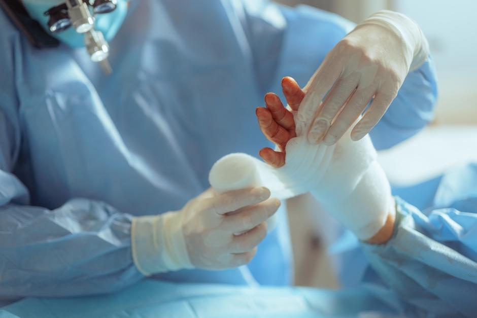 El trasladado sufri&oacute; una herida expuesta y fue trasladado al hospital. (Foto ilustrativa: Shutterstock)