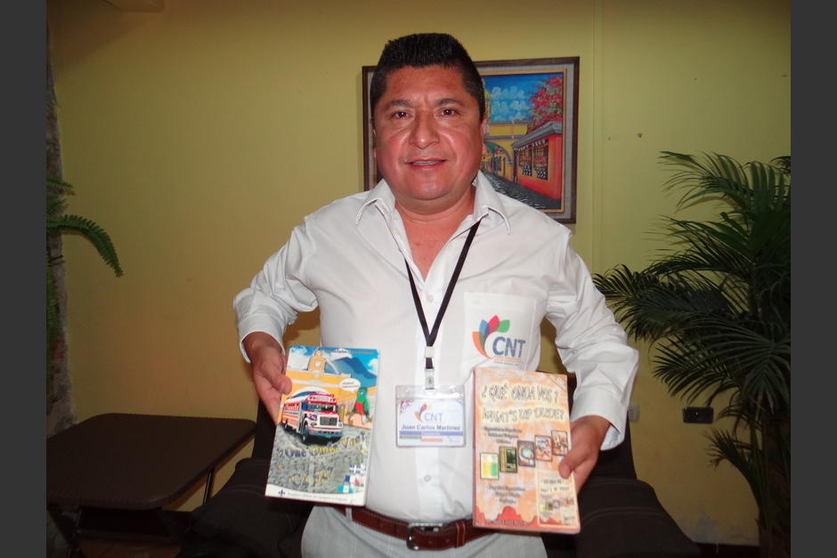 Juan Carlos Mart&iacute;nez muestra algunas de sus obras, utilizadas por estudiantes para aprender espa&ntilde;ol como segunda lengua.&nbsp;(Foto: Miguel L&oacute;pez/Colaborador)