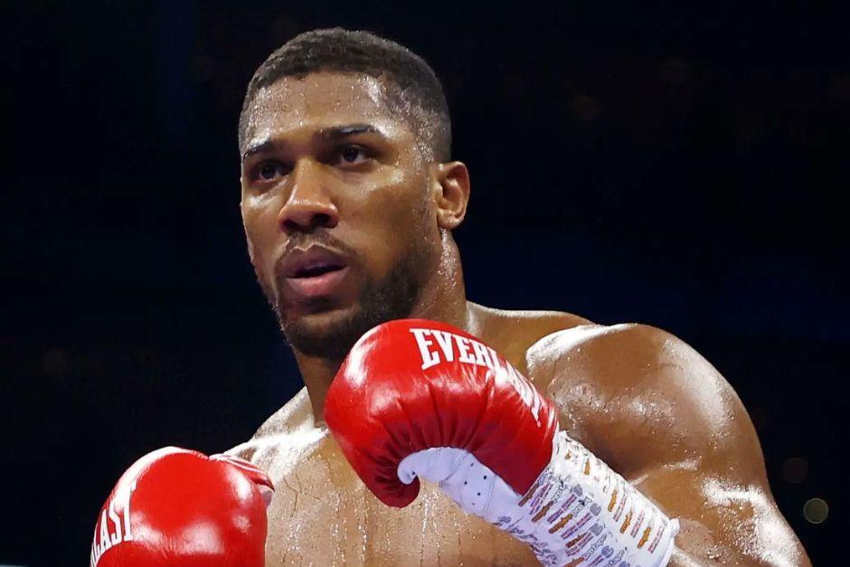 Anthony Joshua iba en la parte trasera del veh&iacute;culo que sufri&oacute; un accidente de tr&aacute;nsito. (Foto: redes sociales)