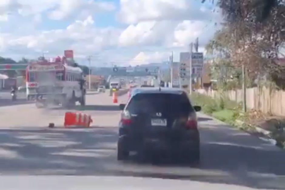 El autob&uacute;s puso en el peligro a los dem&aacute;s automovilistas. (Foto: captura de video)