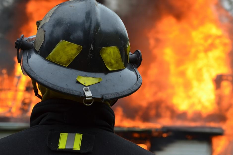 Los bomberos trabajaron durante varios minutos para evitar que las llamas se propagaran hacia otras casas del sector. (Foto: Shutterstock)