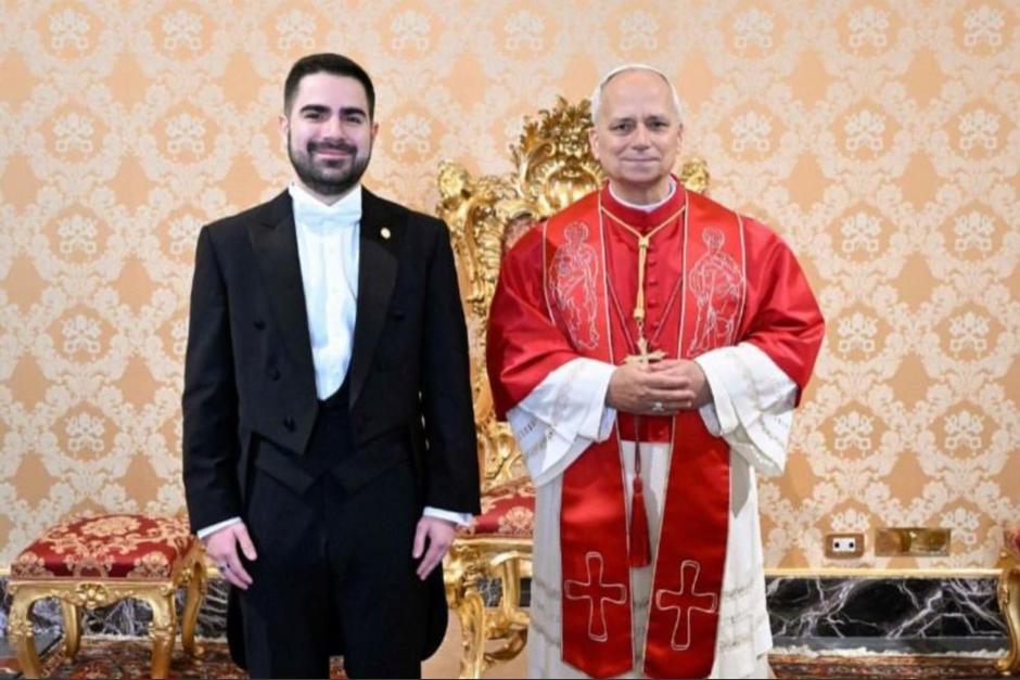 Santiago Palomo junto al papa Le&oacute;n XIV. (Foto:&nbsp;@vickagarf / Soy502)