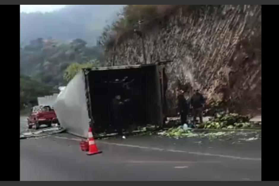 El cami&oacute;n obstaculiza el paso. (Foto: captura de video)