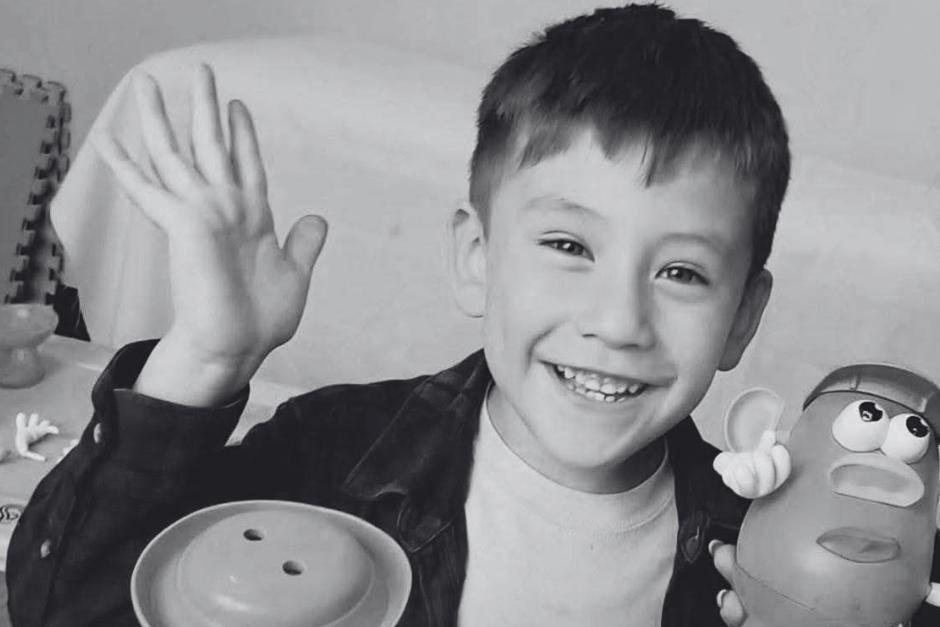 El peque&ntilde;o fue fotografiado junto a su padre y colaboradores. (Foto: redes sociales)