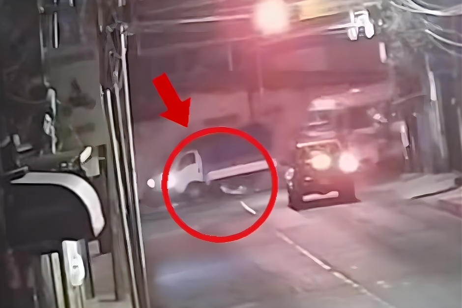 Un grupo de agentes municipales persigui&oacute; al responsable del percance vial. (Captura video)