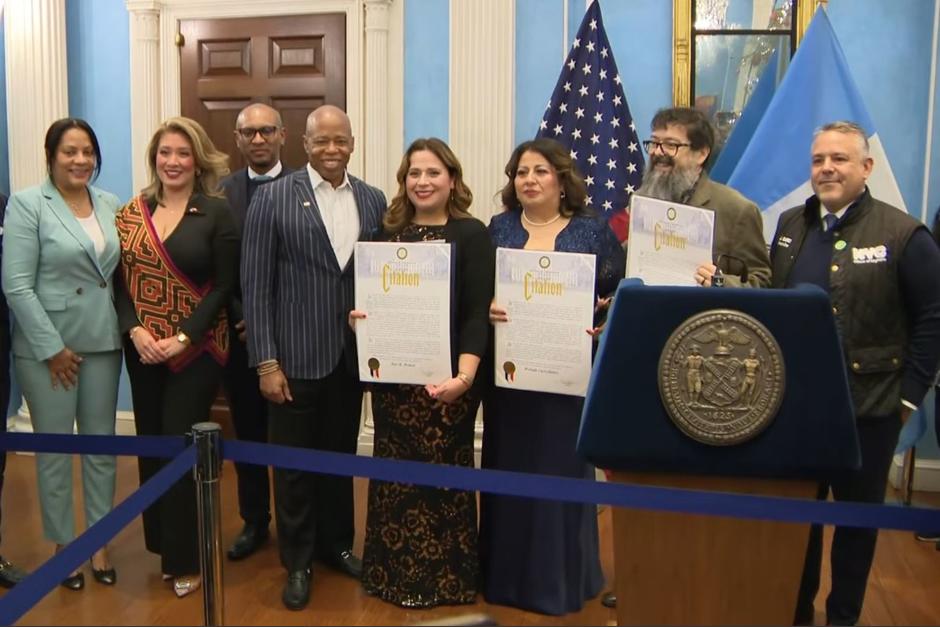 Reconocimiento a (de izquierda a derecha) Ana Prince, Brenda Castellanos y Juan Pablo Morales acompa&ntilde;ados del alcalde Eric Adams. (Foto: NYC Mayor's Office / Soy502)