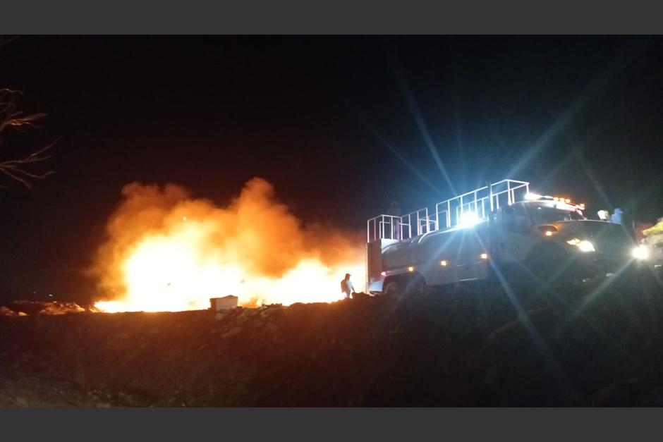 Se registra incendio en el vertedero de basura de AMSA, la noche de este 31 de diciembre. (Foto: Conred)