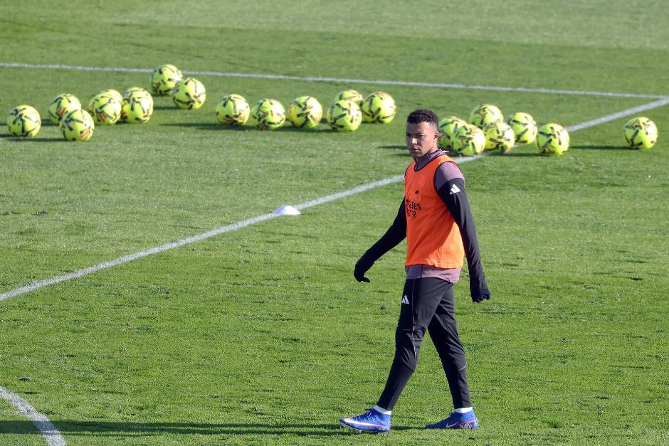 Seg&uacute;n se dice en Espa&ntilde;a, Mbapp&eacute; tendr&iacute;a ya molestias en la rodilla desde hace varias semanas y por ello se le habr&iacute;a complicado recientemente. (Foto: AFP)