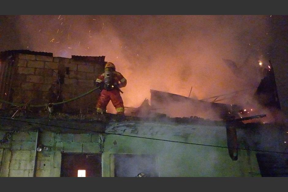 Bomberos combaten un incendio que se registr&oacute; en una vivienda en la zona 1 capitalina. (Foto: Bomberos Municipales)