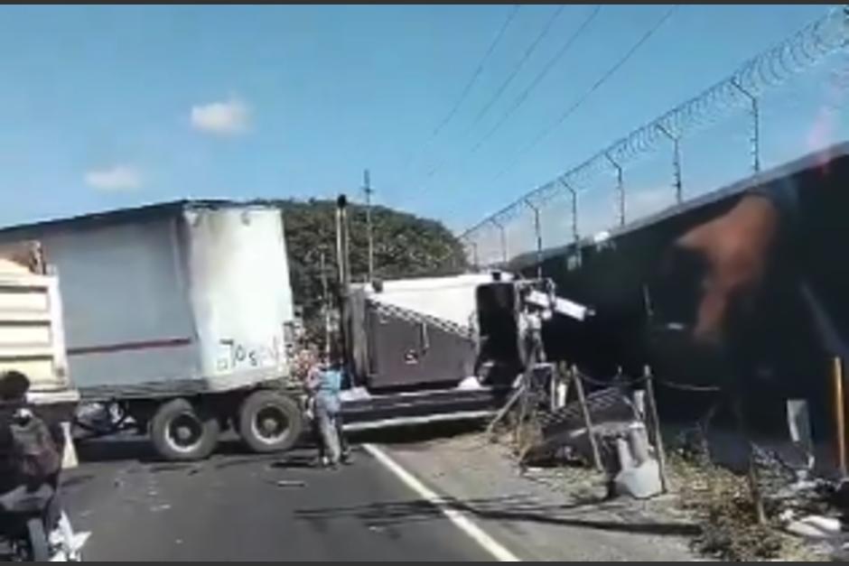 El tr&aacute;iler qued&oacute; cruzado sobre la v&iacute;a. (Foto: captura de video)