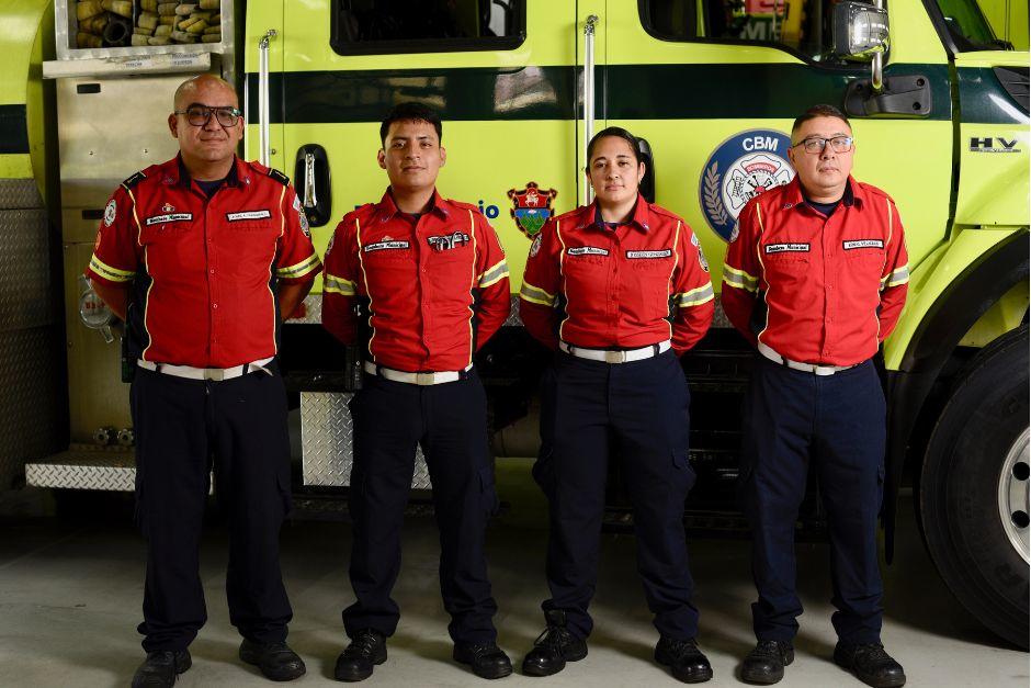 Alrededor de 60 bomberos apoyaron en la emergencia de calzada La Paz. (Foto: Wilder López/Soy502)