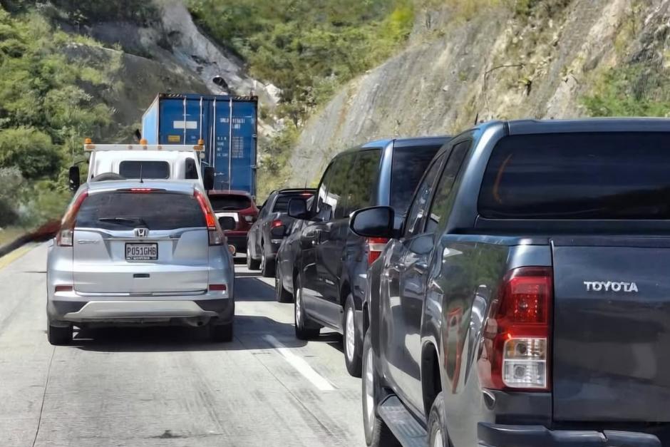 Usuarios de la ruta al Atlántico han reportado largas filas de vehículos, este domingo 6 de julio. (Foto: RR. SS.)