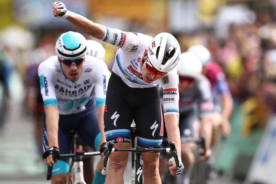 Merlier suelta el brazo derecho en señal de victoria en la tercera etapa del Tour de Francia. (Foto: AFP)