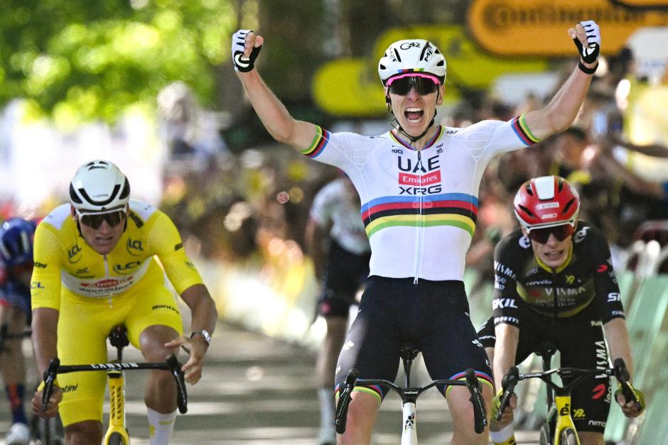 Pogacar celebra con euforia la victoria, a su derecha van der Poel, líder del Tour, solo observa. (Foto: AFP)