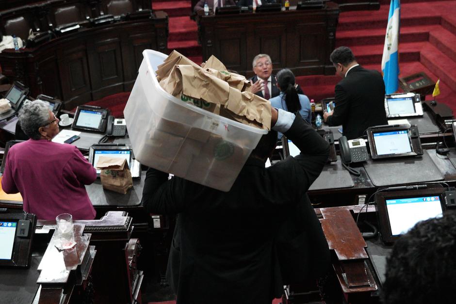 Ujieres del Congreso llevaron los almuerzos al hemiciclo parlamentario. (Foto: Wilder López/Soy502)