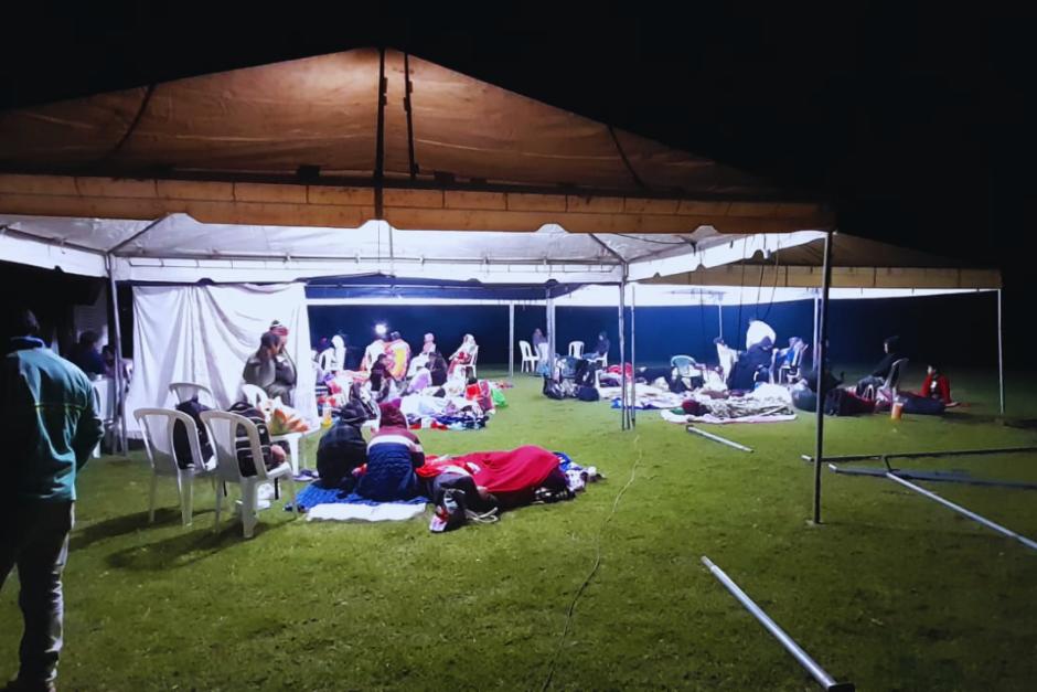 Ante el temor de los repetidos sismos durante la tarde y noche del 8 julio guatemaltecos deciden dormir fuera de sus viviendas por precaución. (Foto: Sistema CONRED)