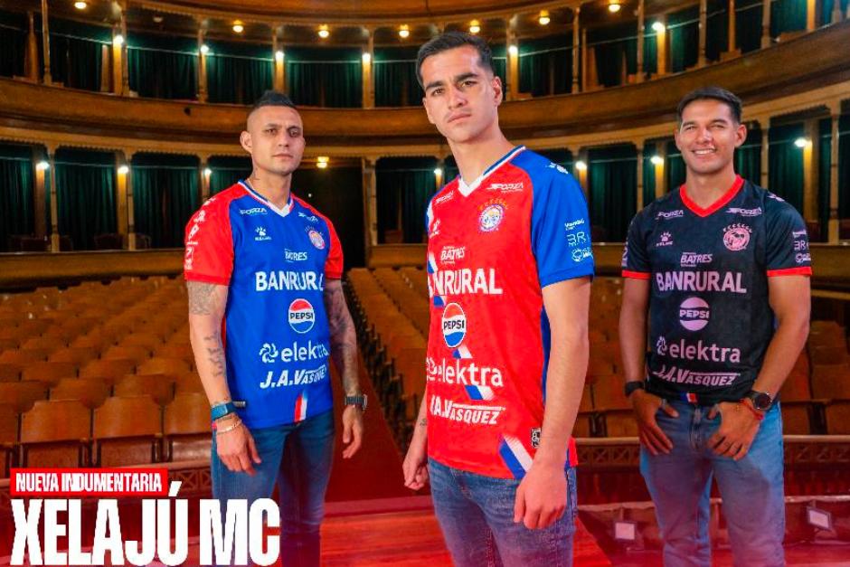 Jorge Aparicio, Javier González y Jesús López modelaron las nuevas camisolas de Xelajú.