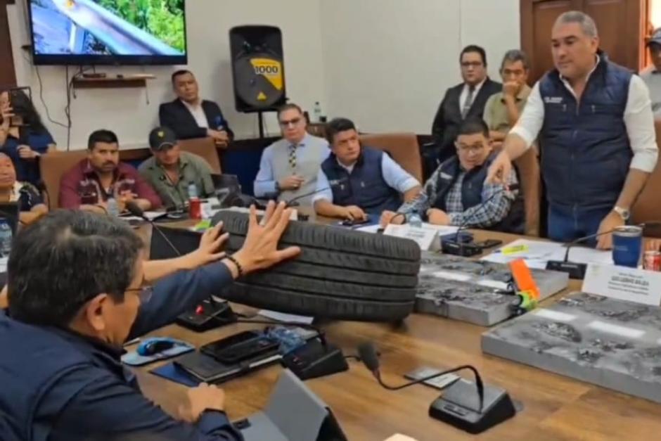 El diputado Luis Aguirre aseguró que no hubo ningún intento de agresión, tras lanzar una llanta que estuvo cerca de golpear al ministro de Comunicaciones, Miguel Ángel Díaz. (Foto: Captura de video)