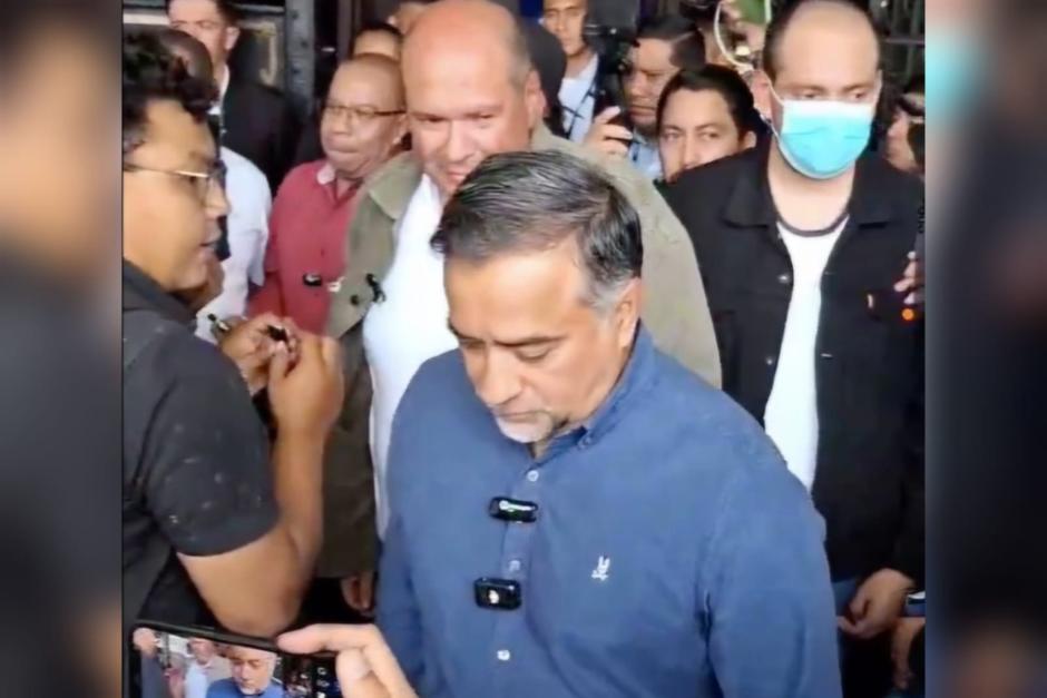 Los diputados Orlando Blanco y Jairo Flores fueron confrontados por un manifestante, en la Plaza de la Constitución. (Foto: Captura de pantalla)