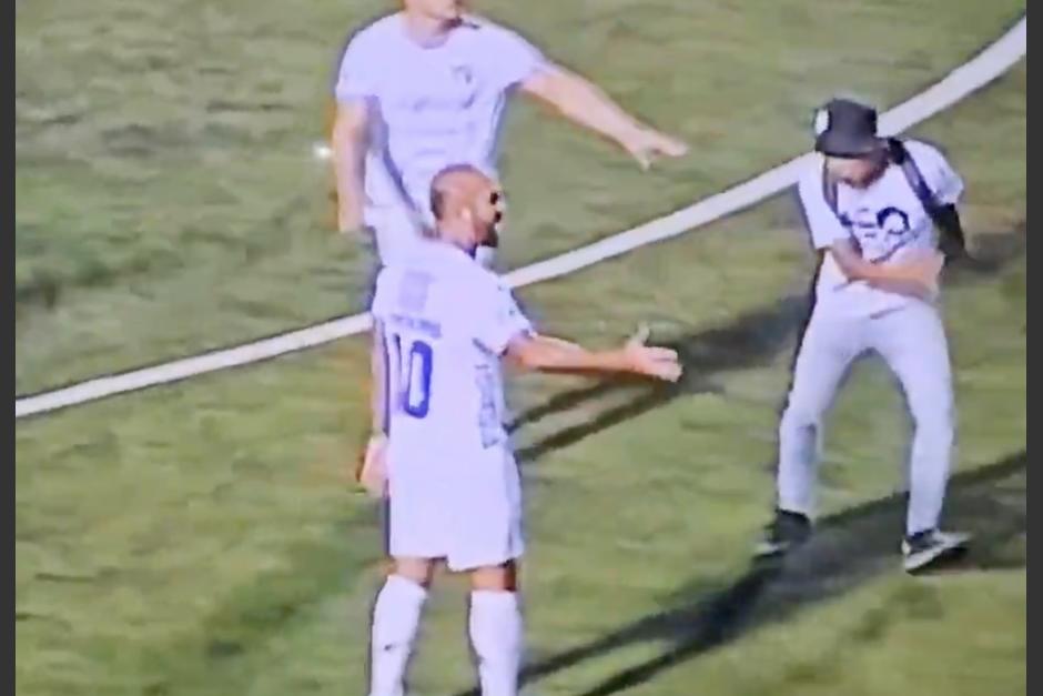 Aficionados cremas invadieron la cancha. (Foto: Captura de video)