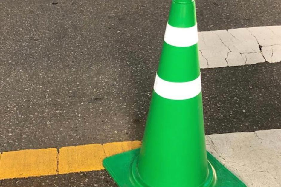 Graban a conductor que se lleva un cono y la PMT de la ciudad de Guatemala lo multa. (Foto ilustrativa: Shutterstock)