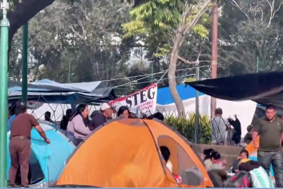 Maestros del STEG vuelven a las calles y acampan en zona 1. (Foto: AmílcarMontejo/Soy502)