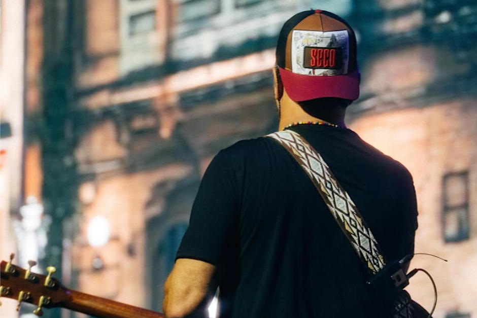 Los accesorios y el vestuario en la Residencia del guatemalteco están hechos en Guatemala y puedes adquirirlos por una causa. (Foto: Ricardo Arjona)