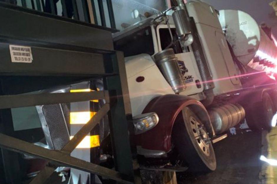 El tráiler impactó en las gradas de la pasarela, en el carril derecho con ruta hacia La Antigua. (Foto: Soy502)