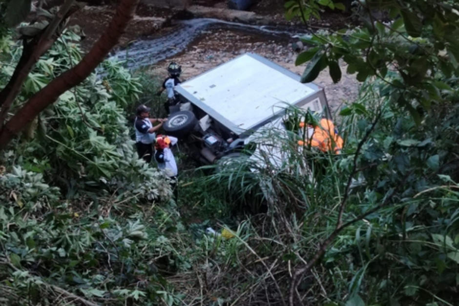 Los heridos&nbsp;fueron trasladados al Hospital de Especialidades de Villa Nueva tras la caída del camión. (Foto: Bomberos Voluntarios)