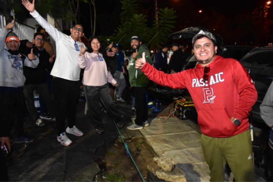 Cerca de 60 aficionados guatemaltecos se turnan en la fila, implementando filtros para garantizar el acceso a la fila a seguidores genuinos y no revendedores.&nbsp;(Foto: Estuardo Paredes/Nuestro Diario)