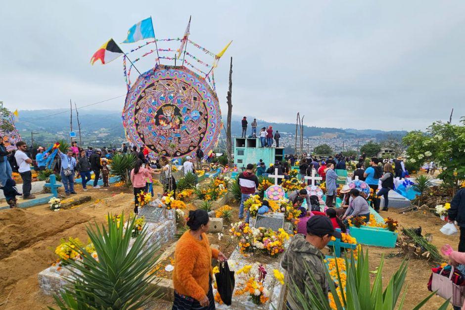 Los cementerios de todo el país reciben a familias guatemaltecas a recordar a sus seres queridos difuntos. (Foto:&nbsp;Estuardo Paredes Soy502)