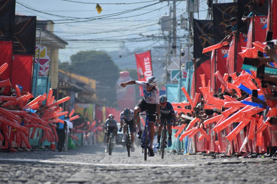 Así celebró Gutiérrez en la llegada a La Antigua Guatemala. (Foto: Rudy Martínez / Nuestro Diario)