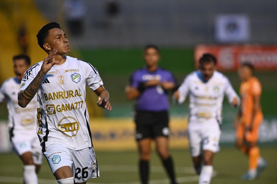 Lynner García marcó el primer gol de la victoria de los albos y así lo festejó. (Foto: Pedro Mijangos / Nuestro Diario)