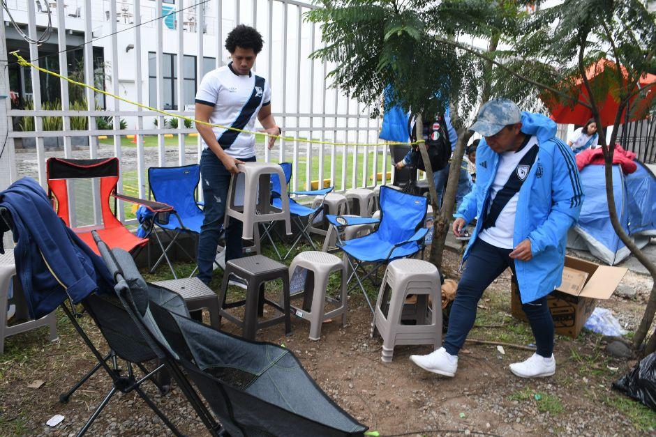 Sin importar el clima, los aficionados ya empezaron a hacer cola para ser los primeros en comprar boletos para ver a la Bicolor. (Foto: José Pos)