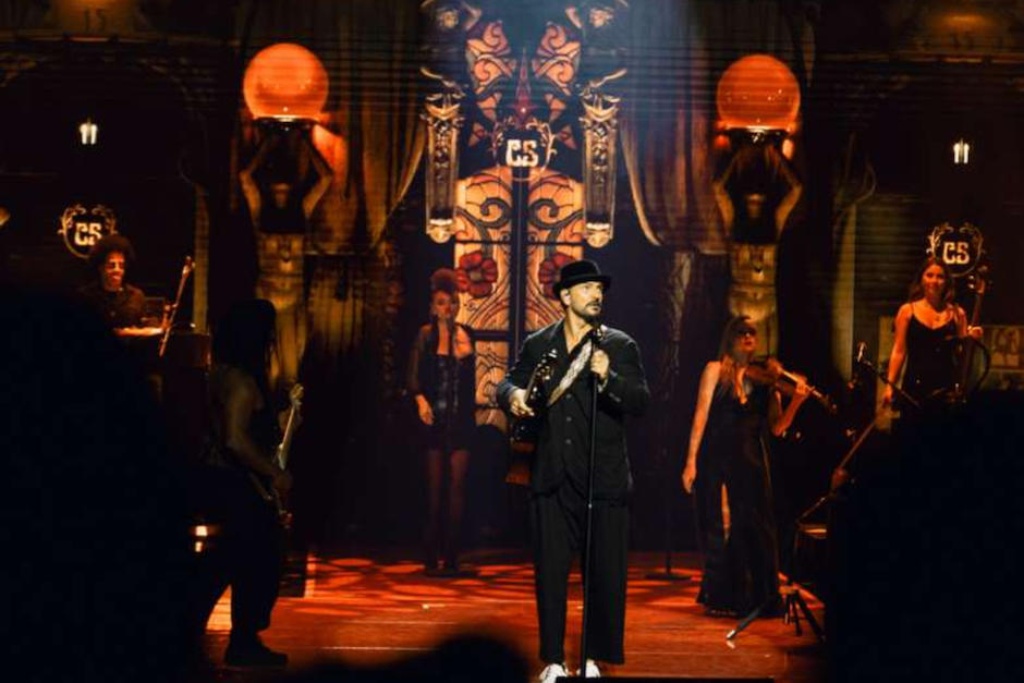 Fanáticos se preparan para disfrutar en el segundo día de "Lo que el seco no dijo", de ricardo Arjona. (Foto: Ricardo Arjona)