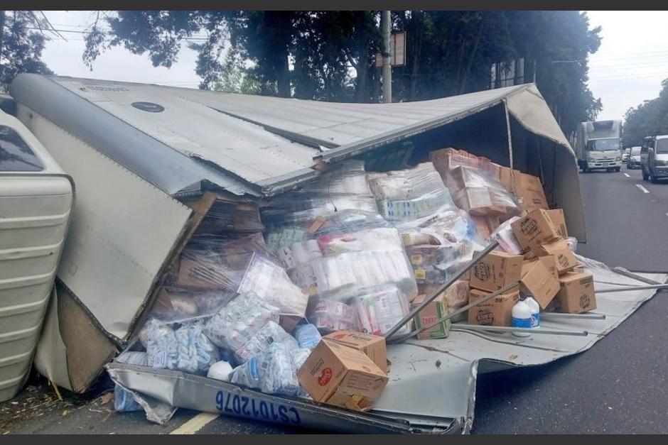 La mercadería que llevaba el camión quedó sobre el asfalto. (Foto: captura de video)