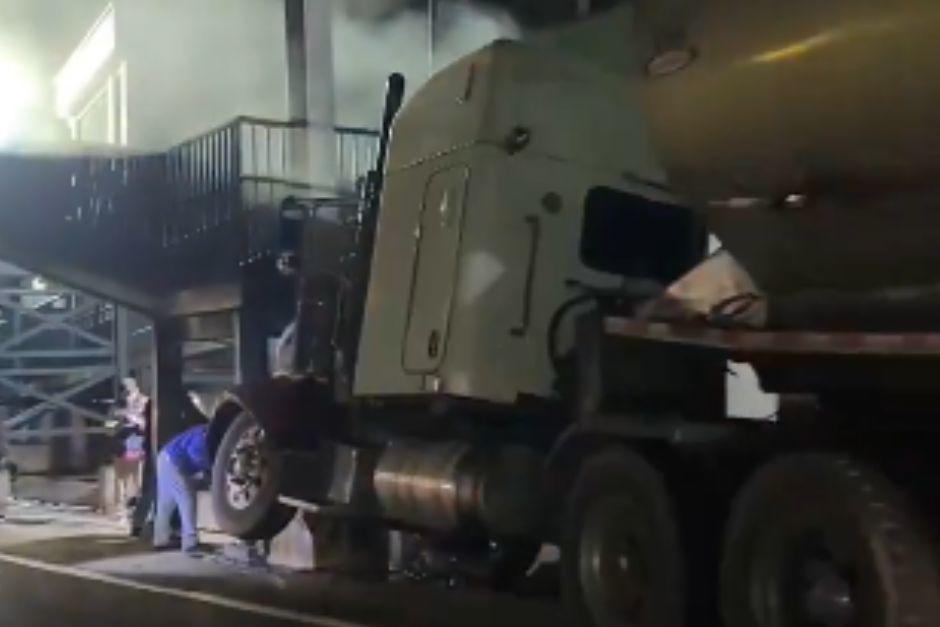 El tren delantero del tráiler impacto en las gradas iniciales de la pasarela. (Foto: captura de video)