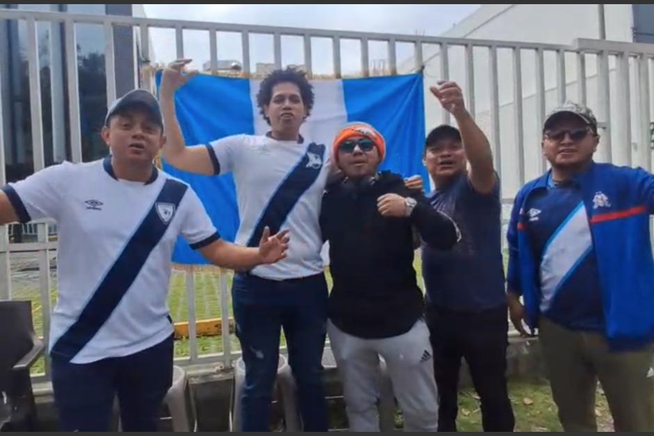 Los guatemaltecos madrugaron para comprar sus boletos. (Foto: Nuestro Diario)