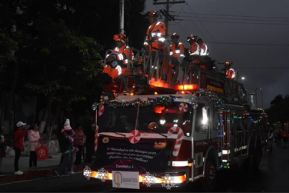 Los detalles sobre el recorrido y las carrozas temáticas aún están pendientes de anunciarse para el Desfile Navideño de Bomberos.&nbsp;(Foto: Archivo/Soy502)